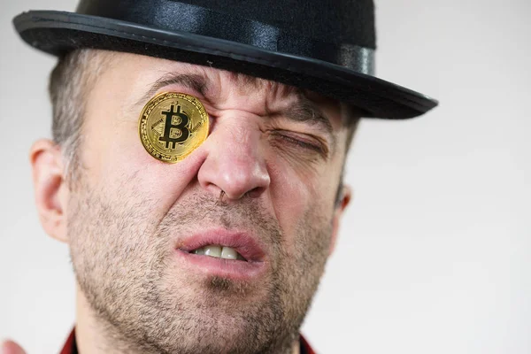 El hombre que tiene bitcoin en el ojo — Foto de Stock