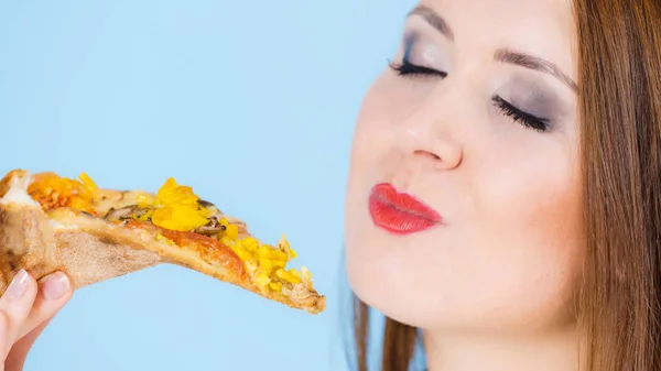 Vrouw eten hete pizza slice — Stockfoto