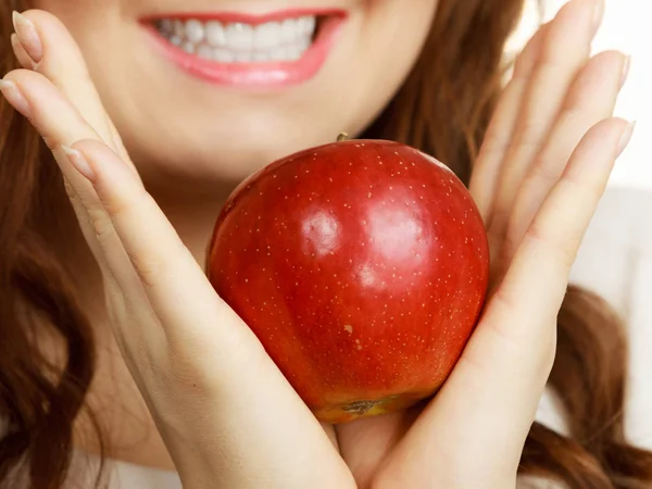 Donna tiene mela frutta vicino al viso — Foto Stock