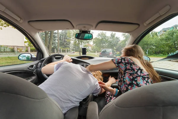 Paar in auto, man vaststelling interieur — Stockfoto
