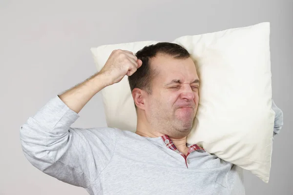 Man kan niet slapen vanwege het lawaai — Stockfoto