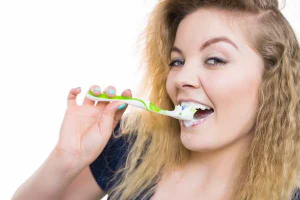 Mulher escovando dentes de limpeza — Fotografia de Stock