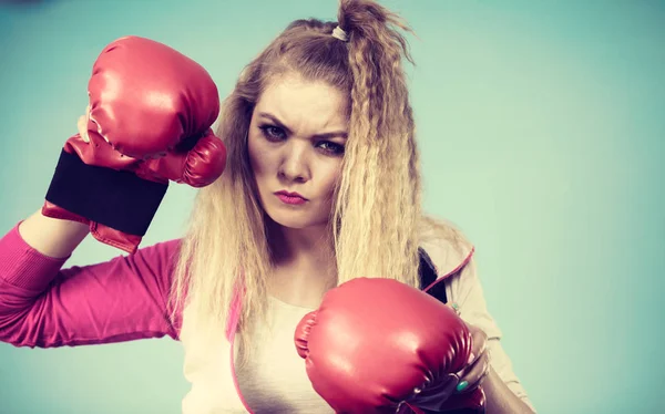 Söt flicka i röda handskar spela sport boxning — Stockfoto