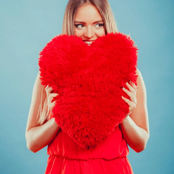 Mulher com almofada em forma de coração. Valentim amor dia — Fotografia de Stock