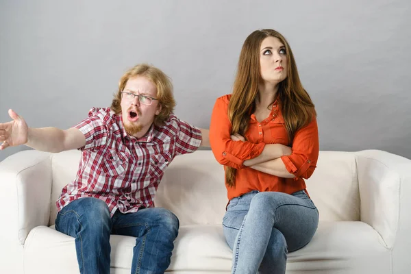 Hombre y mujer peleando — Foto de Stock