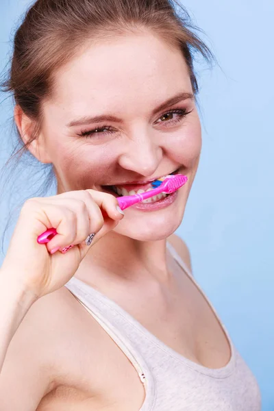 Femme brossant les dents de nettoyage — Photo