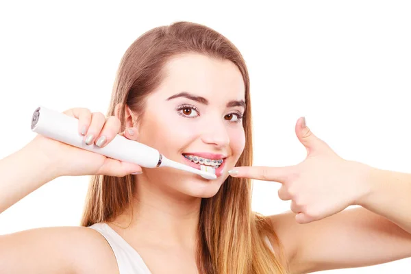 Vrouw tandenpoetsen met bretels met borstel — Stockfoto