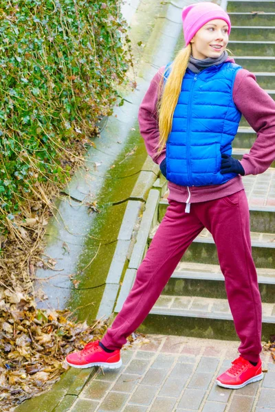 Donna che indossa abbigliamento sportivo esercizio all'aperto durante l'autunno — Foto Stock
