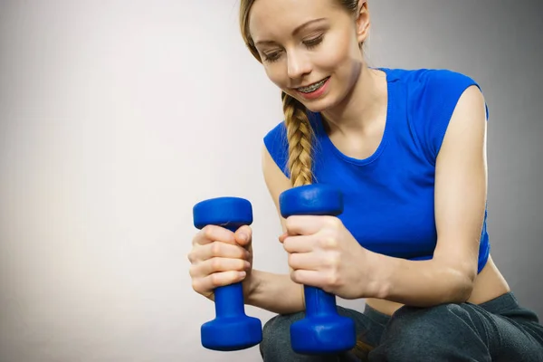 Teenage woman working out at home with dumbbell — Stock Photo, Image