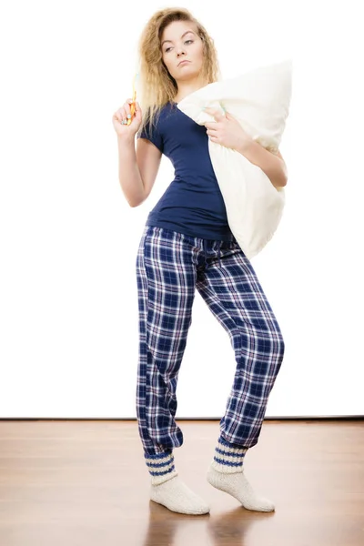Sleepy vrouw dragend pyjama 's — Stockfoto