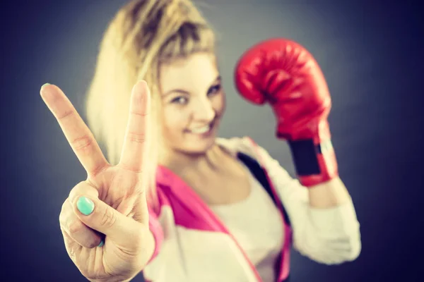 Mujer con guantes de boxeo mostrando paz —  Fotos de Stock