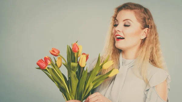 Mulher bonita com vermelho tulipas amarelas bando — Fotografia de Stock