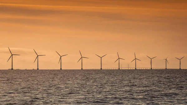 Turbinas eólicas granja generador de energía a lo largo de la costa mar —  Fotos de Stock