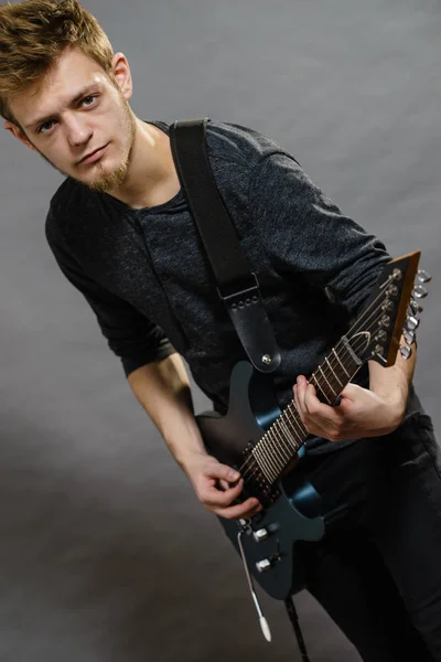 Joven tocando la guitarra eléctrica — Foto de Stock