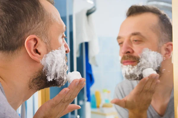 浴室で彼のひげを剃る男 — ストック写真