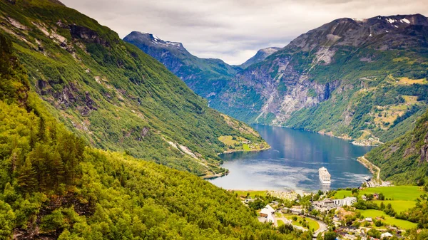 Fjorden Geirangerfjorden med färjan, Norge. — Stockfoto