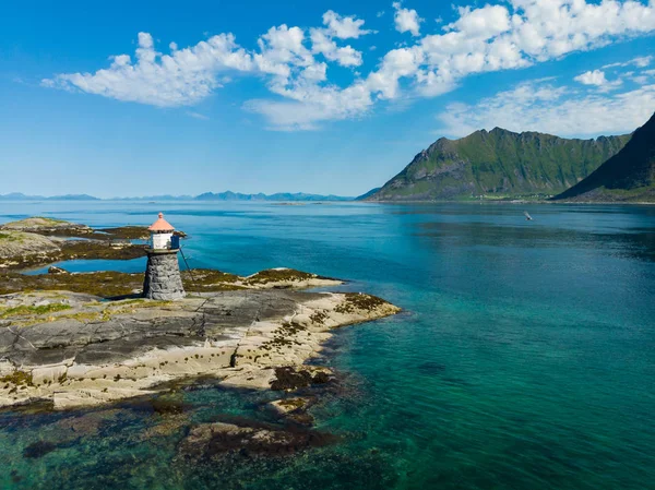 Gimsoy latarnia morska na skałach morskich, Lofoten Norwegii — Zdjęcie stockowe