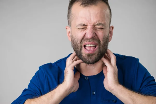 Hombre con garganta, dolor de cuello — Foto de Stock