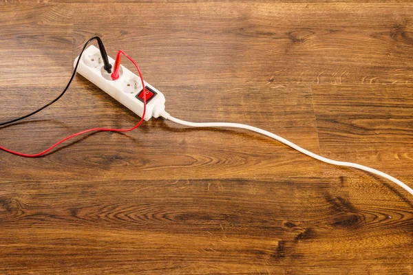 Tensão de medição em tomada elétrica com multímetro — Fotografia de Stock