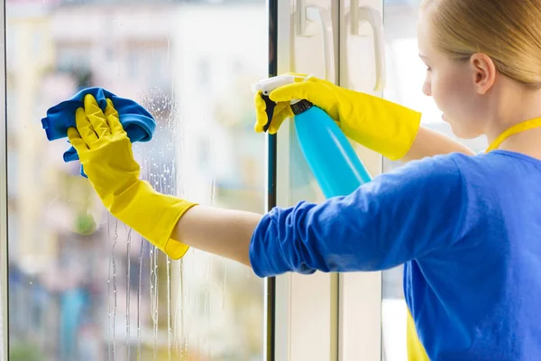 Mujer ventana de limpieza en casa — Foto de Stock