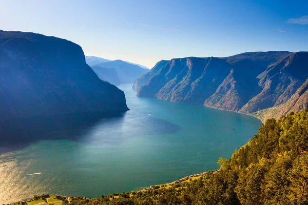 Paisagem fiorde Aurlandsfjord na Noruega — Fotografia de Stock