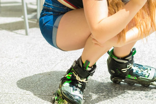 Patas de mujer con patines — Foto de Stock