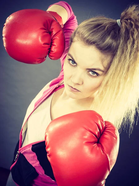 Mujer enojada usando guantes de boxeo — Foto de Stock