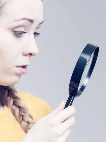 Vrouw en vergrootglas — Stockfoto