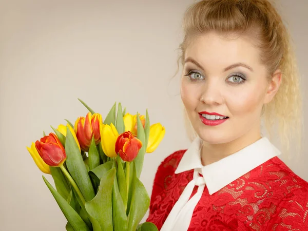 Bella donna con mazzo di tulipani gialli rossi — Foto Stock