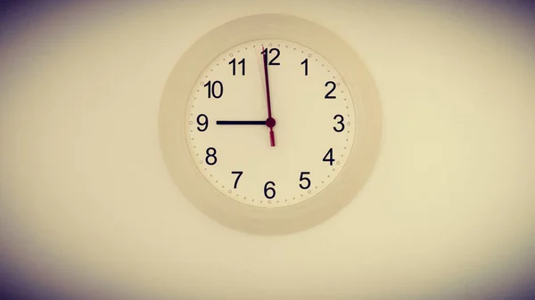 Часы на стене, показывающие девять часов — стоковое фото