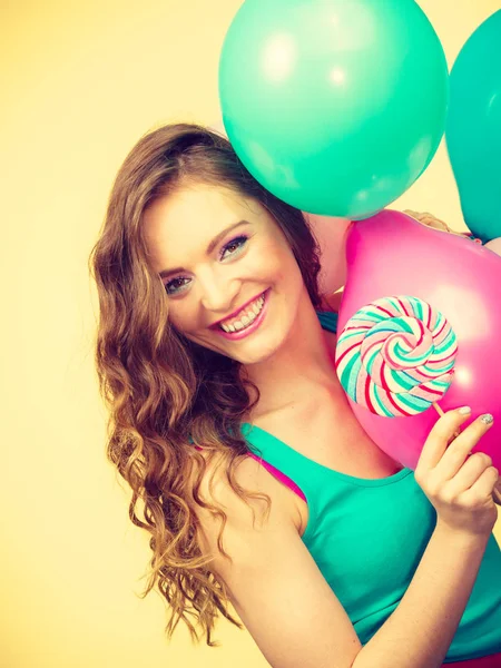 Vrouw met kleurrijke ballonnen en lolly — Stockfoto