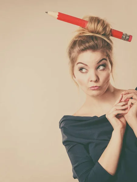 Ξανθιά γυναίκα σκέφτεται έχοντας μεγάλο μολύβι στα μαλλιά — Φωτογραφία Αρχείου