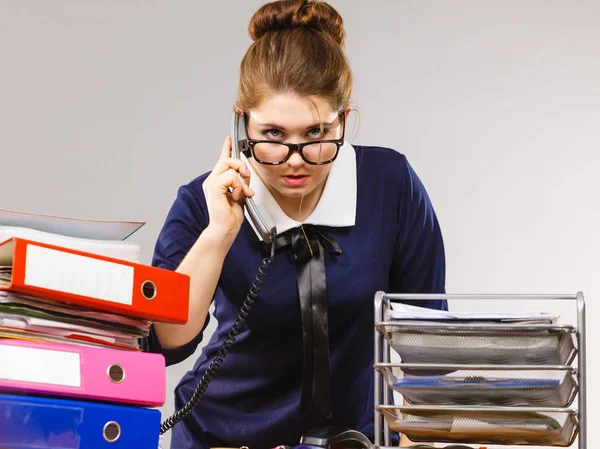 Boos bazig zakenvrouw telefoon praten — Stockfoto