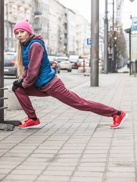 Fille sportive étirant en plein air sur la rue de la ville . — Photo