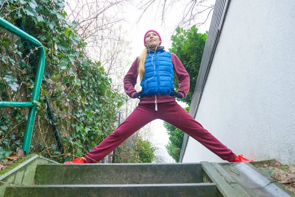 Femme portant des vêtements de sport s'exerçant à l'extérieur pendant l'automne — Photo