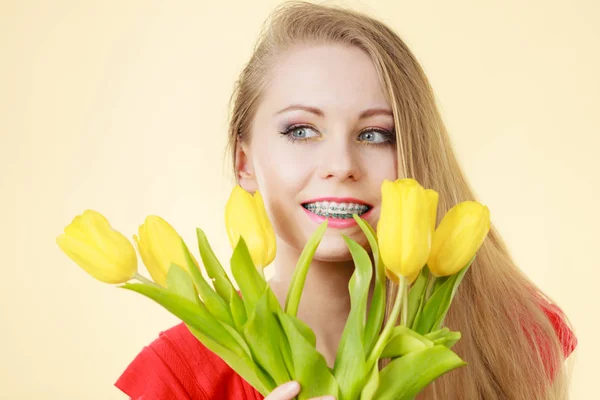 Mulher bonita com tulipas amarelas bando — Fotografia de Stock