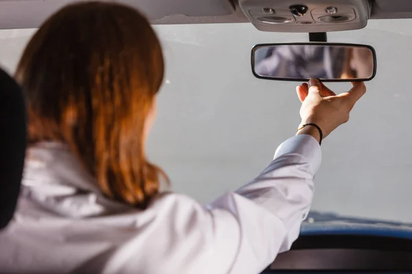 Hombre en coche mirando el espejo en el interior — Foto de Stock