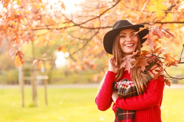 Woman walking in park during autumn — Stock Photo, Image