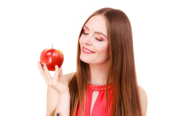 Mulher encantadora menina maquiagem colorida detém fruta de maçã — Fotografia de Stock