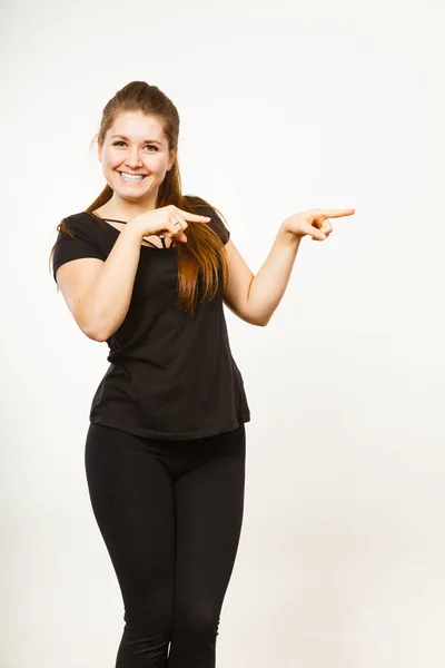 Mujer positiva feliz señalando algo — Foto de Stock