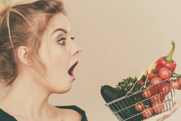 Femme aux légumes, expression du visage choquée — Photo