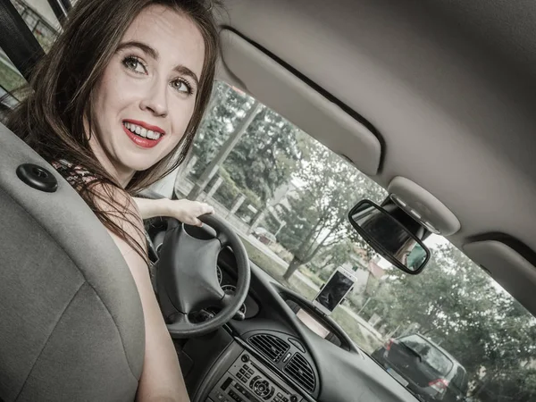 Mulher dirigindo um carro — Fotografia de Stock