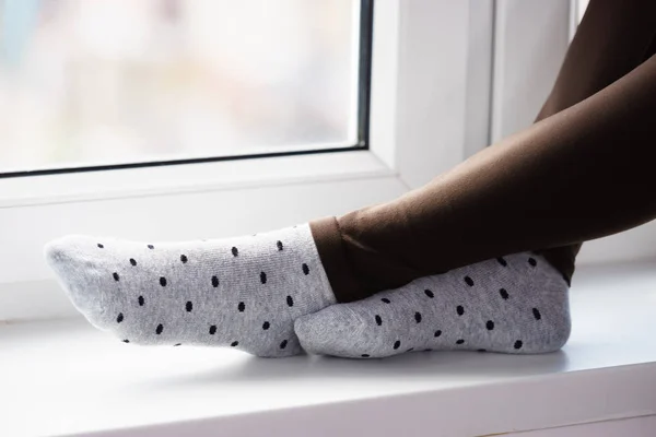 Žena na sobě nosí šedé tečkované ponožky — Stock fotografie