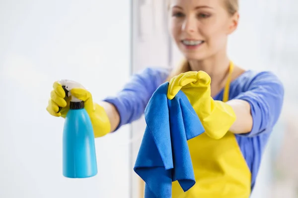 Donna pulizia finestra a casa — Foto Stock