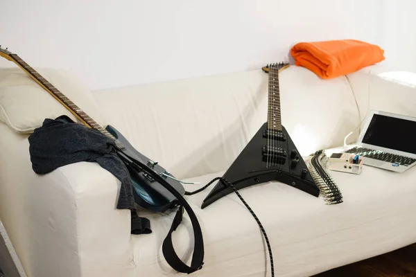 Guitarra eléctrica y portátil —  Fotos de Stock