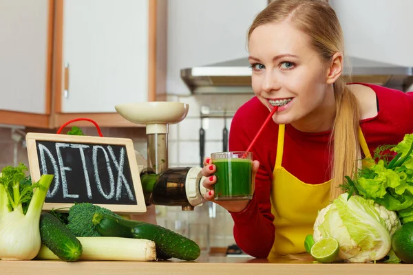 Žena držící zeleninové šťávy a detoxikační znamení — Stock fotografie