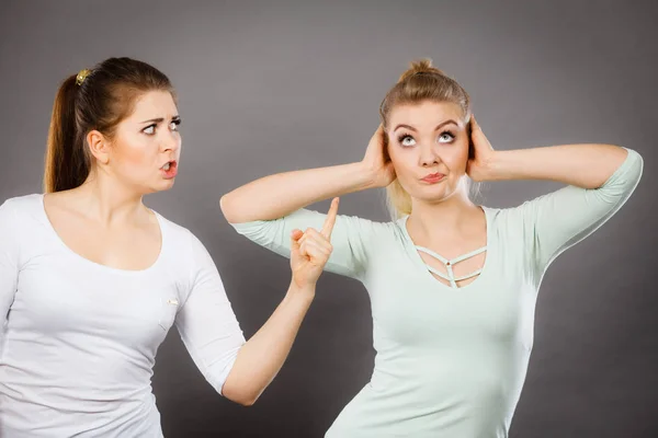 Duas mulheres tendo discutido — Fotografia de Stock