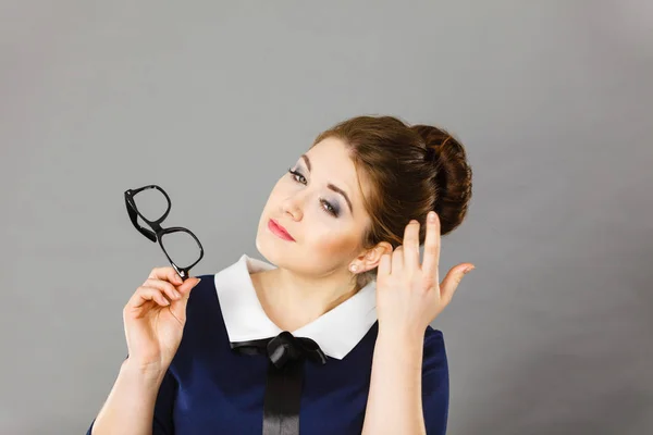 Mujer de negocios tocando sus ojos cansados — Foto de Stock