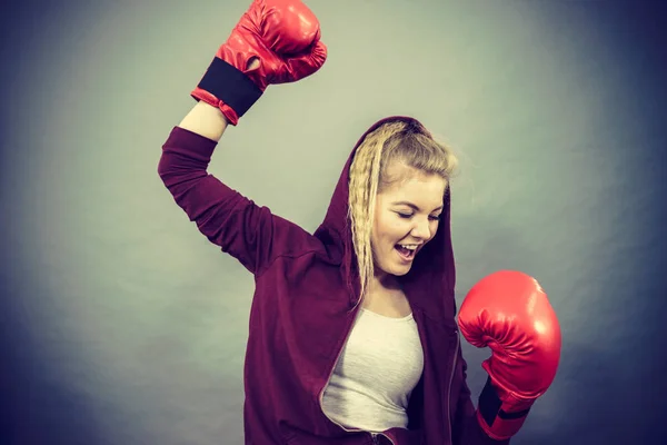 Mulher vencedora usando luvas de boxe — Fotografia de Stock