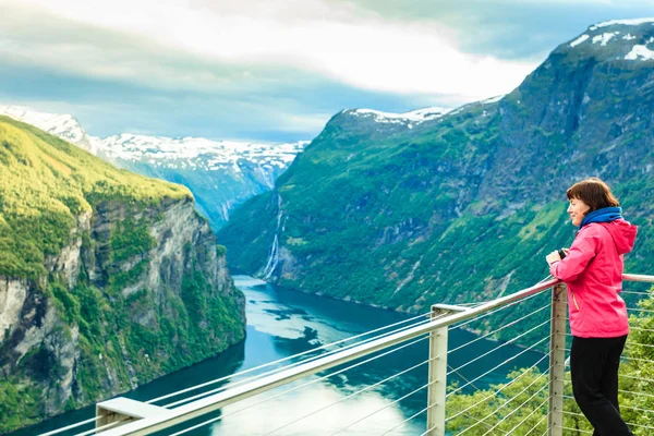 Turista guardando Geirangerfjord dal punto di vista Flydasjuvet Norvegia — Foto Stock